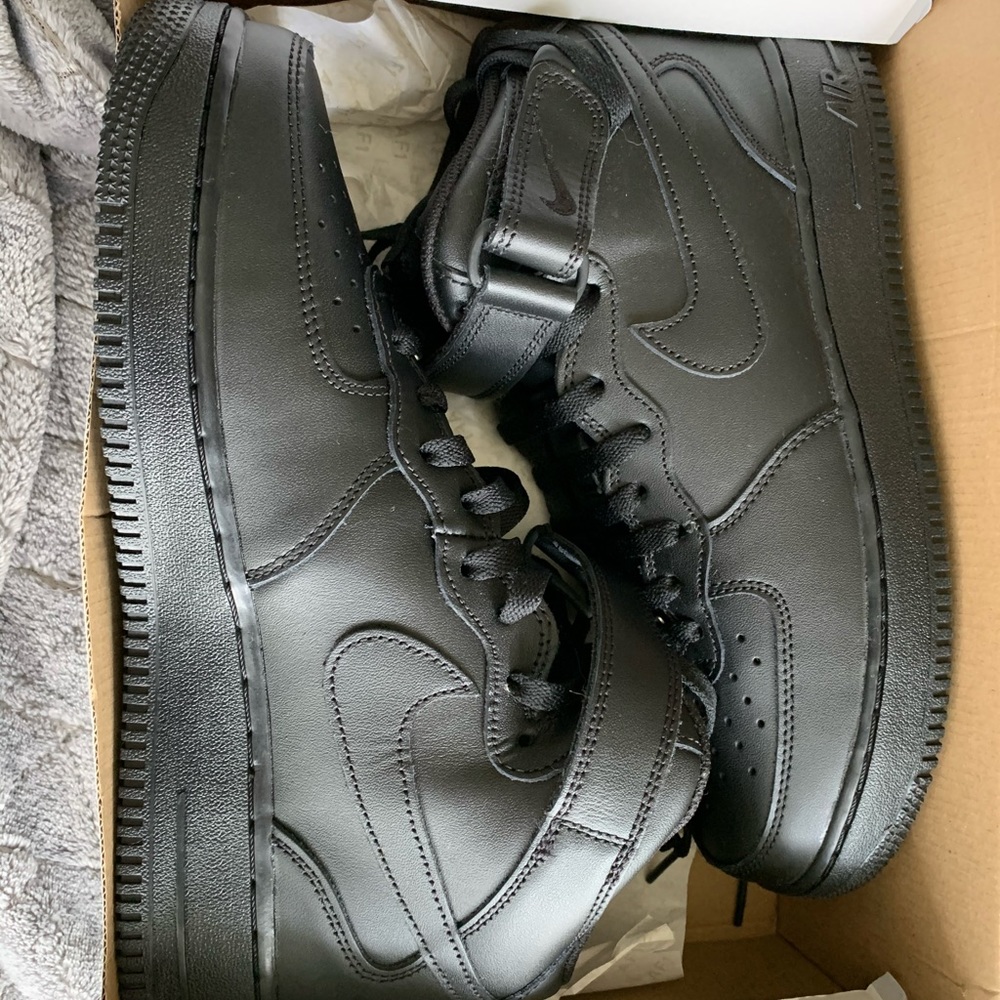 Men’s Nike Airforce 1 mids size 9